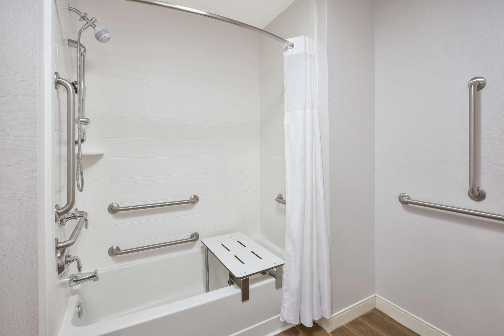 Hampton Inn & Suites Oakwood Village-Cleveland Экстерьер фото